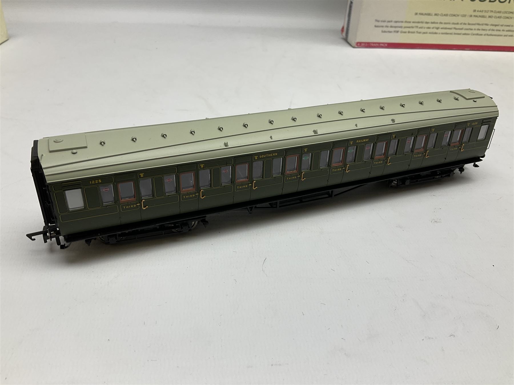 Hornby '00' gauge - 'Southern Suburban 1938' Coach Pack, DCC ready 