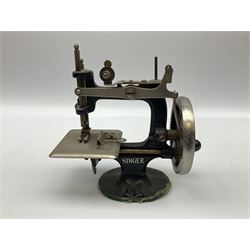 Singer mini sewing machine, together with Holly hobbie mini sewing machine and other sewing machine models, Singer H15cm
