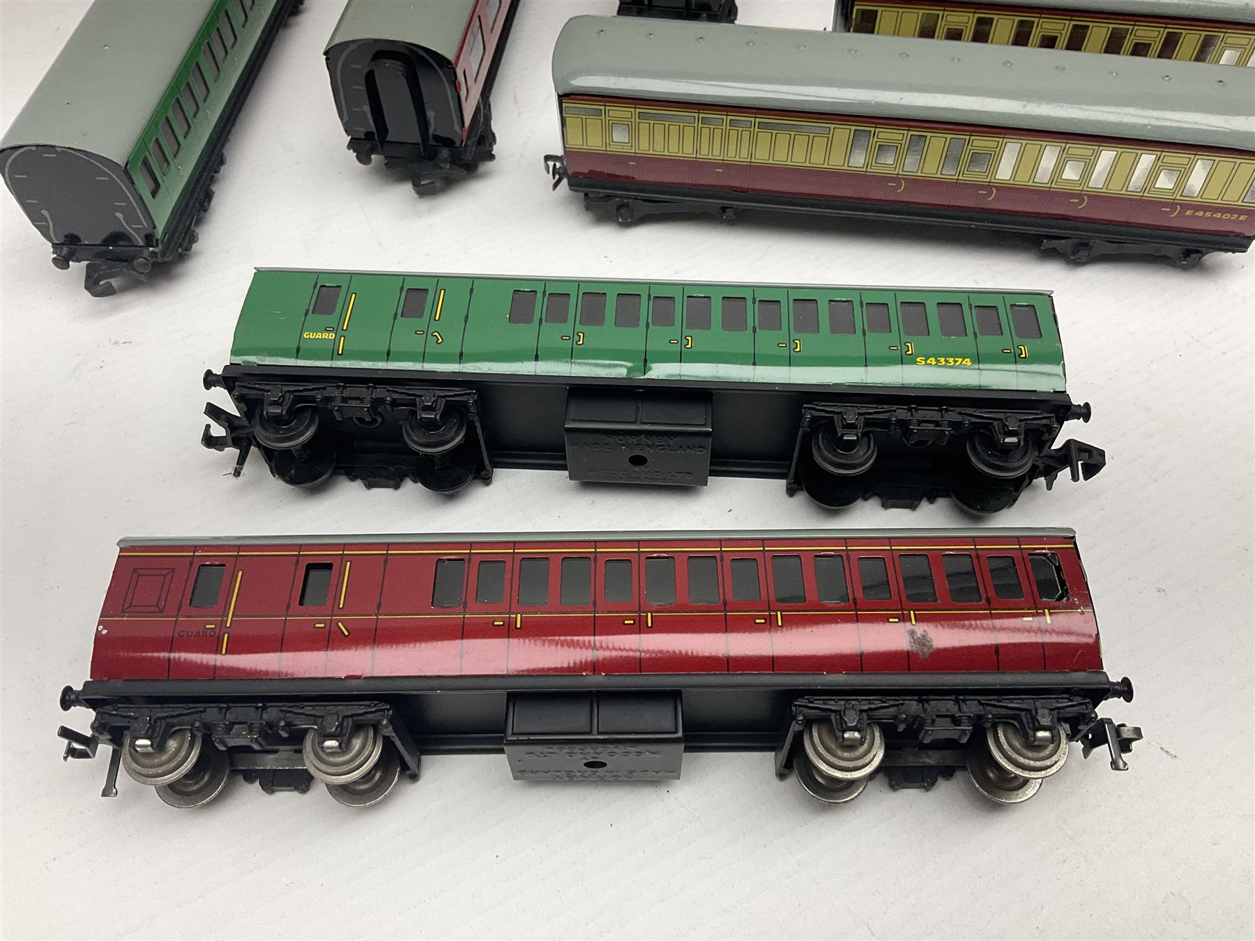 Hornby Dublo - fourteen passenger coaches including Southern Suburban Stock, Gresley Stock, Stanier Stock etc; and TPO Mail Van; all unboxed (15)