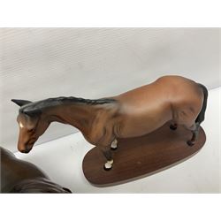Four Beswick horse figures, comprising Quarter Horse, two Shires no 818 and matt palomino, together with Beswick donkey and Royal Doulton horse on a wooden plinth  