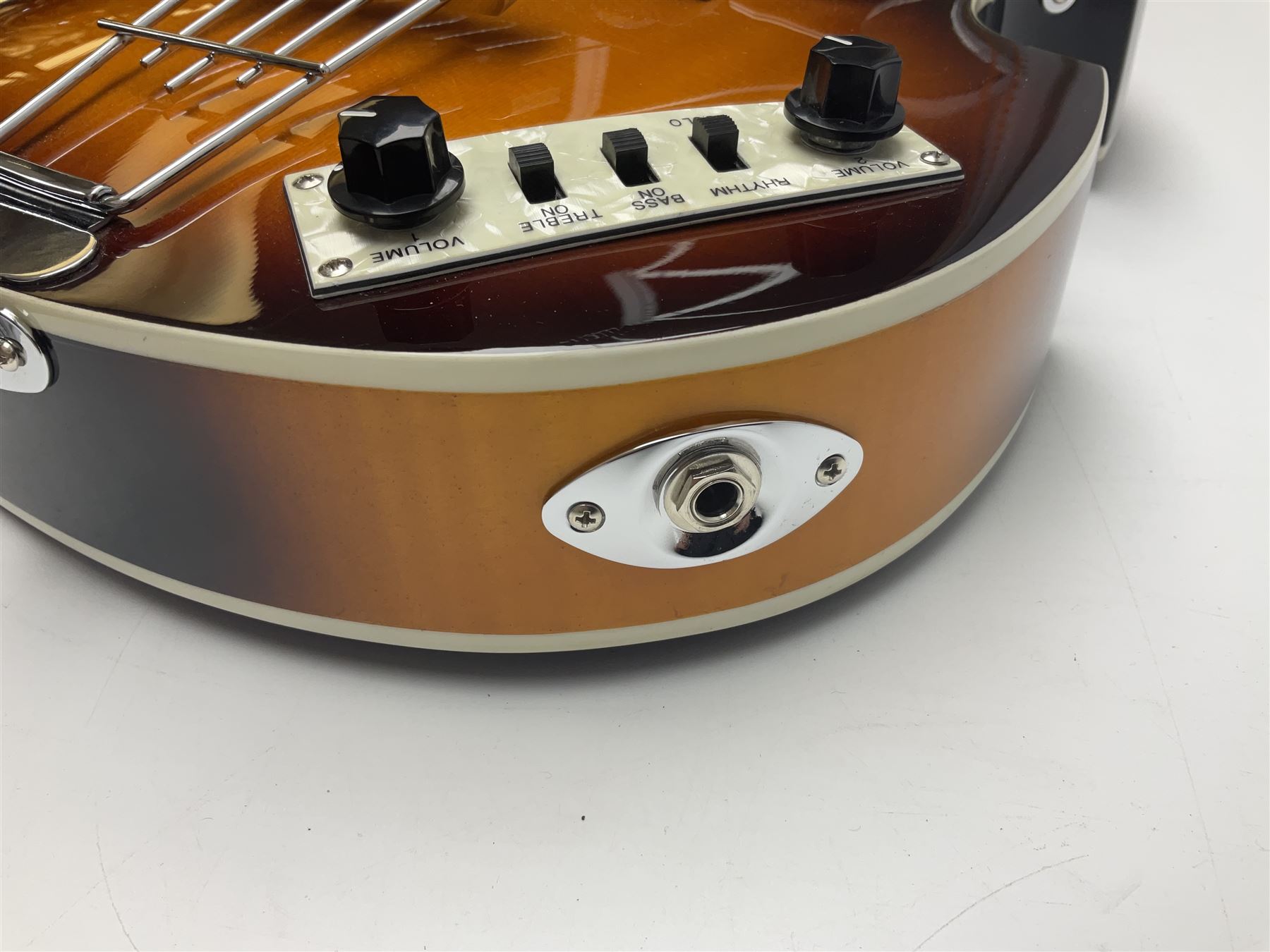 Hofner B-Bass Hi-Series electric bass guitar with sunburst finish L110cm; in Thomann fitted case
