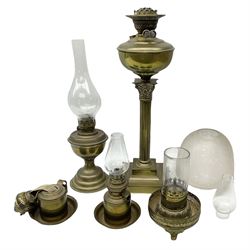Five brass oil lamps to include Corinthian column example on stepped base with various glass funnel and foliate shade, tallest H56cm excl shade