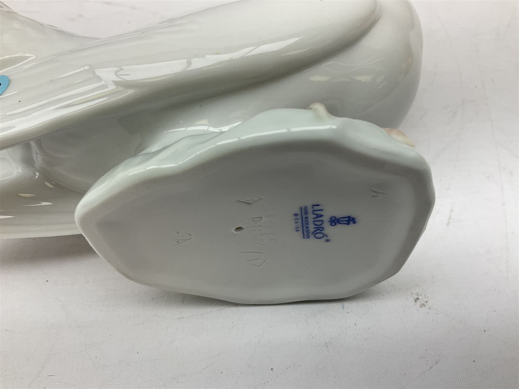 Four Lladro dove figures, comprising Taking Flight no 6288, Dove no 1015, Proud Dove no 6290 and Peaceful Dove no 6289, all with original boxes, largest example H20.5cm 