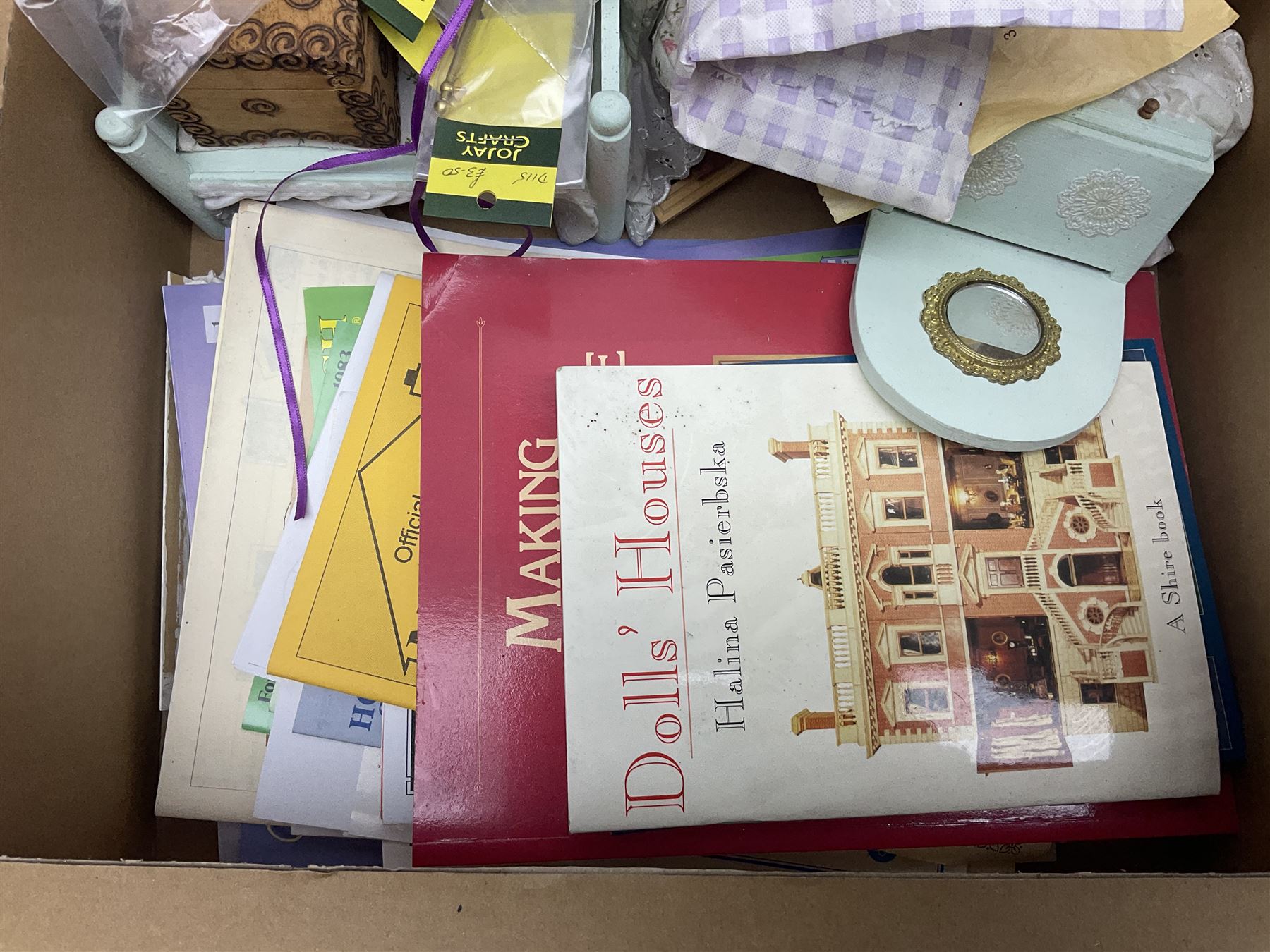 Del Prado Dolls House Step-by-Step Guide: Issues 1-110 (lacking 54,63,76,77 & 105); quantity of dolls house catalogues and booklets; and quantity of dolls house furniture and accessories