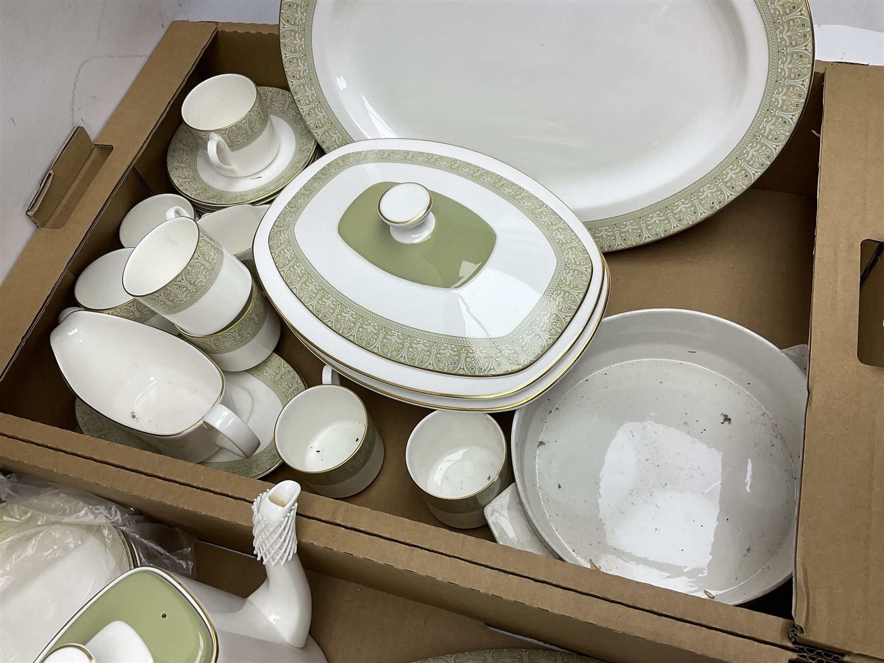 Royal Doulton Sonnet pattern part tea and dinner service, to include meat platter, coffee pot, sauce boat etc, in two boxes 