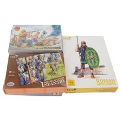 Collection of 1:72 scale plastic model soldier packs, including Hat and Airfix and a quantity of loose plastic soldiers