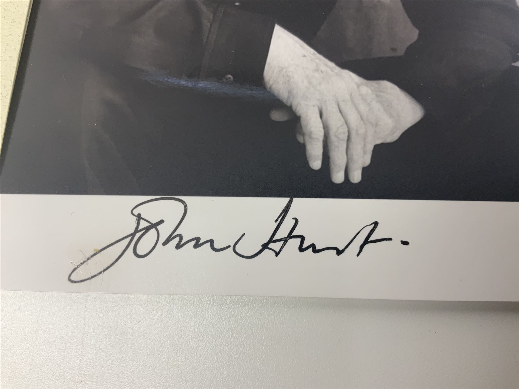 Collection of autographs, to include Mia Farrow, Rowan Atkinson, Tom Kite, Corey Pavin, Craig Stadler, Vladimir Ashkenazy etc 