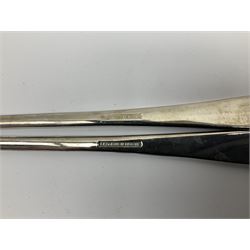 Oneida Community silver plated cutlery in the Mansion House pattern, comprising fithteen teaspoons, twelve soup spoons and six serving spoons together with matched cutlery, compromising fourteen forks, twentythree knives, twelve spoons, ten dessert spoons, one teaspoons,and a selection of other cutlery. 