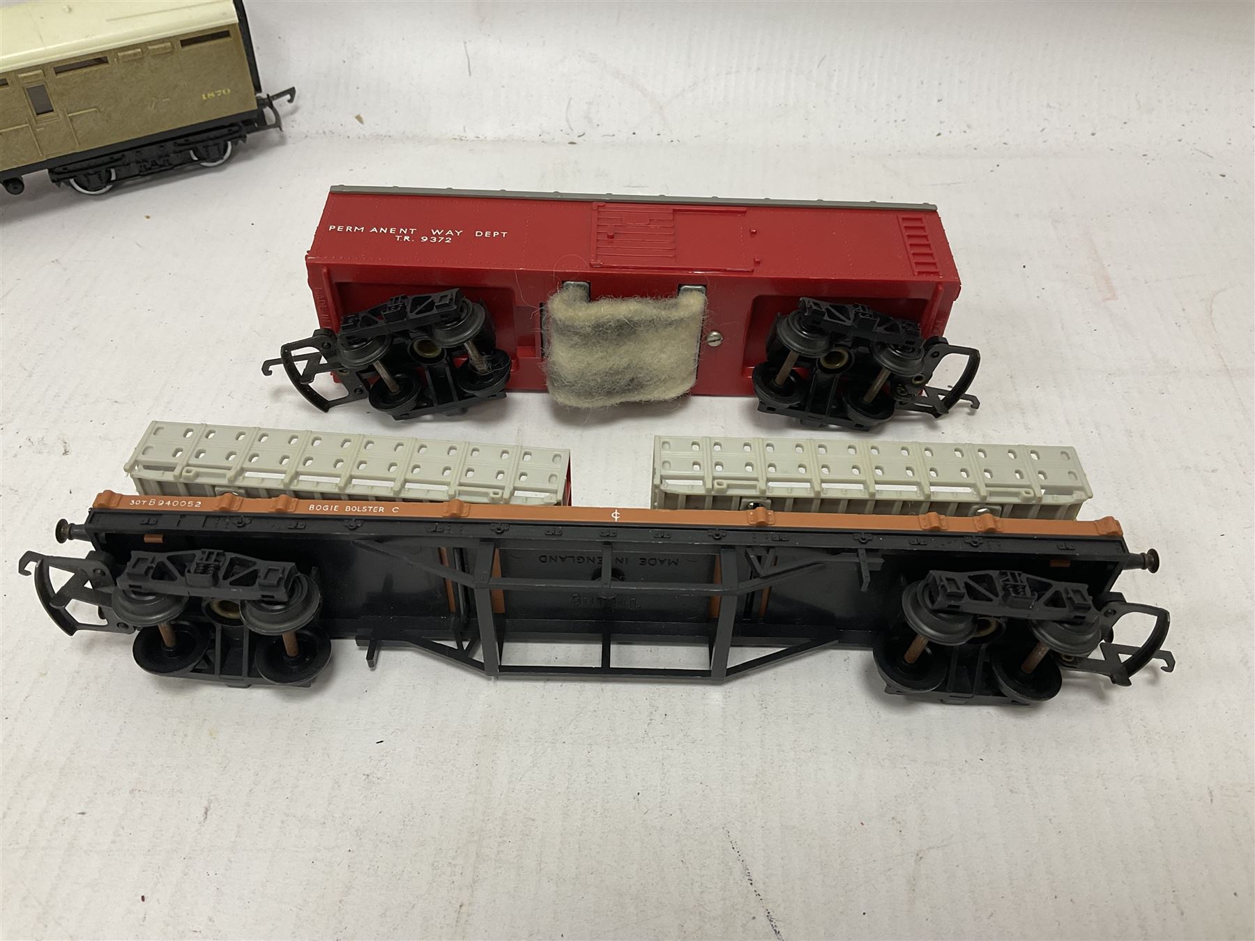 Hornby/Tri-Ang ‘00’ gauge - eight various coaches and eighteen goods wagons; all unboxed (26)