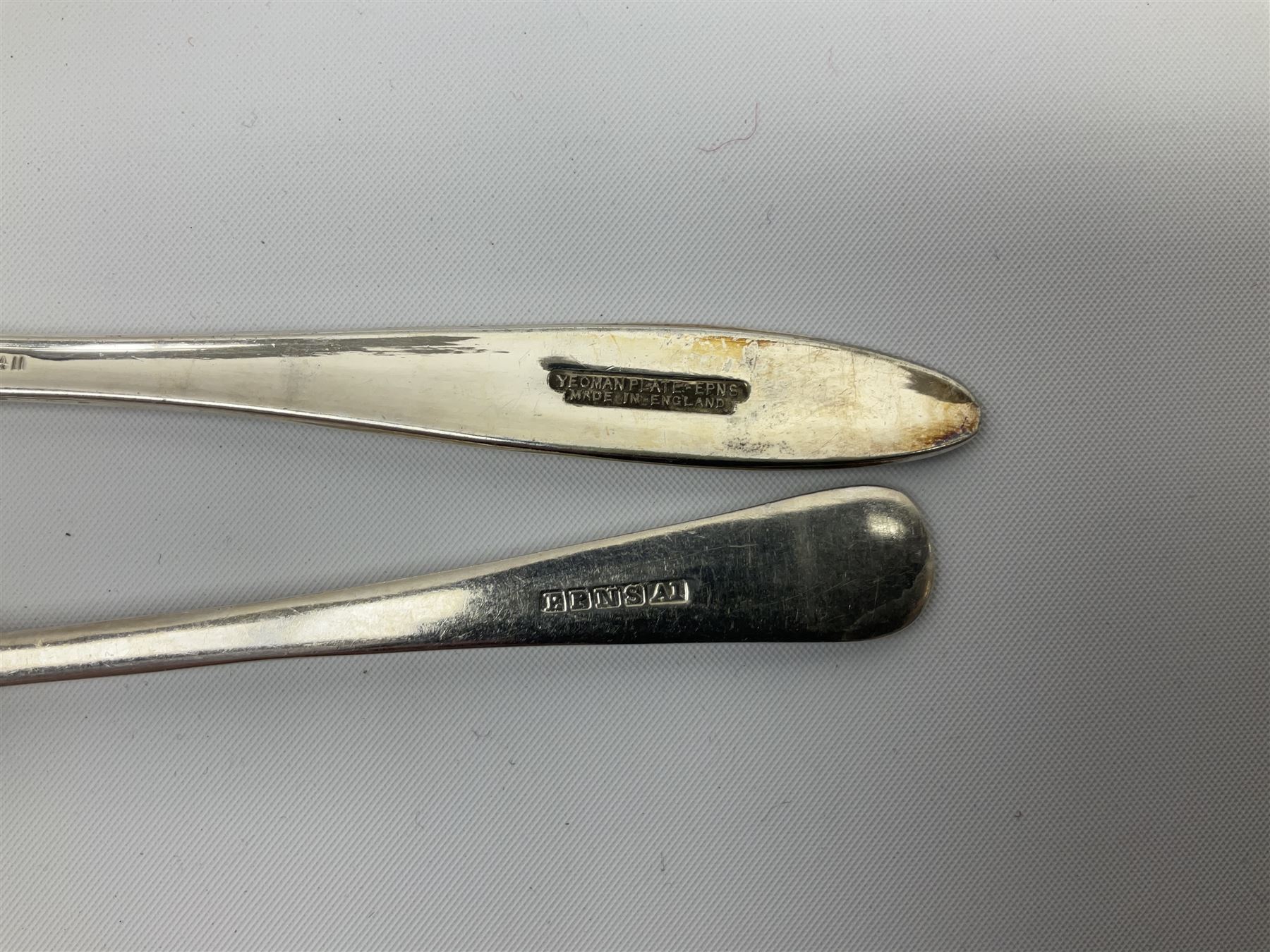 Oneida Community silver plated cutlery in the Mansion House pattern, comprising fithteen teaspoons, twelve soup spoons and six serving spoons together with matched cutlery, compromising fourteen forks, twentythree knives, twelve spoons, ten dessert spoons, one teaspoons,and a selection of other cutlery. 