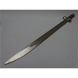  WWl Bayonet with 43cm single edge fullered blade, ricasso stamped Crowned GR over 1907, Wilkinson, Crows foot, G over E, wooden slab grip with stud, L55.5cm, in leather & steel scabbard  