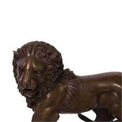 Pair of bronze lions, H24cm, L32cm