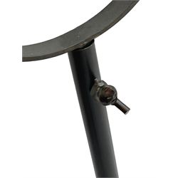 Industrial tripod spotlight, with a metal shade and wire guard, supported by a height-adjustable tripod base, the head equipped with an adjustable tilt mechanism