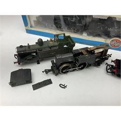 Airfix '00' gauge - Castle Class 4-6-0 locomotive 'Pendennis Castle' No.4069; Class 6P/7P Rebuilt Royal Scot 4-6-0 locomotive 'Royal Scot' No.46100; both boxed; Class 4F 0-6-0 locomotive No.4454 in associated box; another unboxed Class 4F 0-6-0 locomotive; and Class 14XX 0-4-2 tank locomotive No.1466 for spares or repair