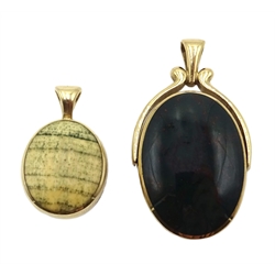 Gold bloodstone and agate swivel pendant and one other gold agate and stone set pendant, both hallmarked 9ct