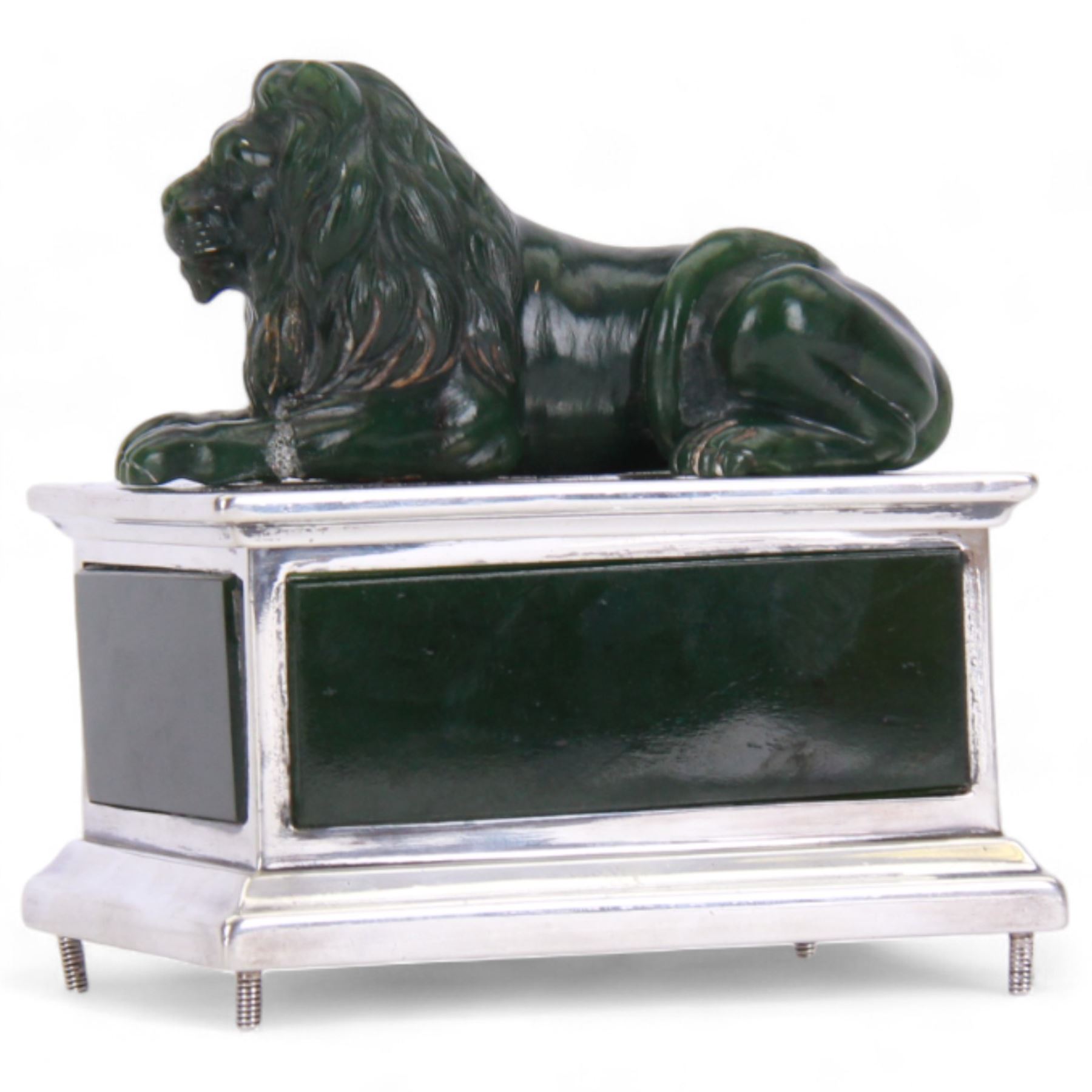 Edwardian silver and nephrite casket, of rectangular form with inset nephrite panels to sides, the removable cover surmounted with a nephrite recumbent lion, hallmarked Frank Hyams Ltd, London 1906, H9.5cm W9cm D6.5cm