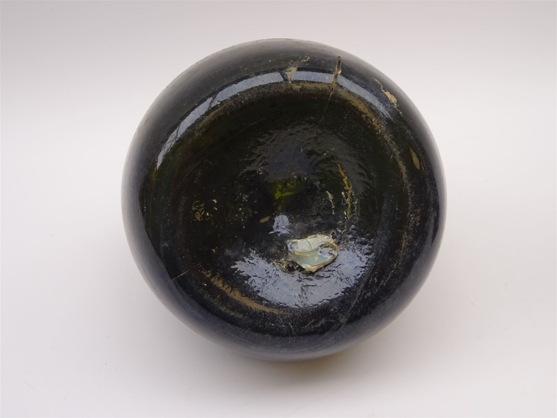 18th century green glass bottle, of onion form, H15cm, together with an 18th century green glass wine bottle, with seal depicting a boar beneath a crown, probably the Edgcumbe Crest, H27cm