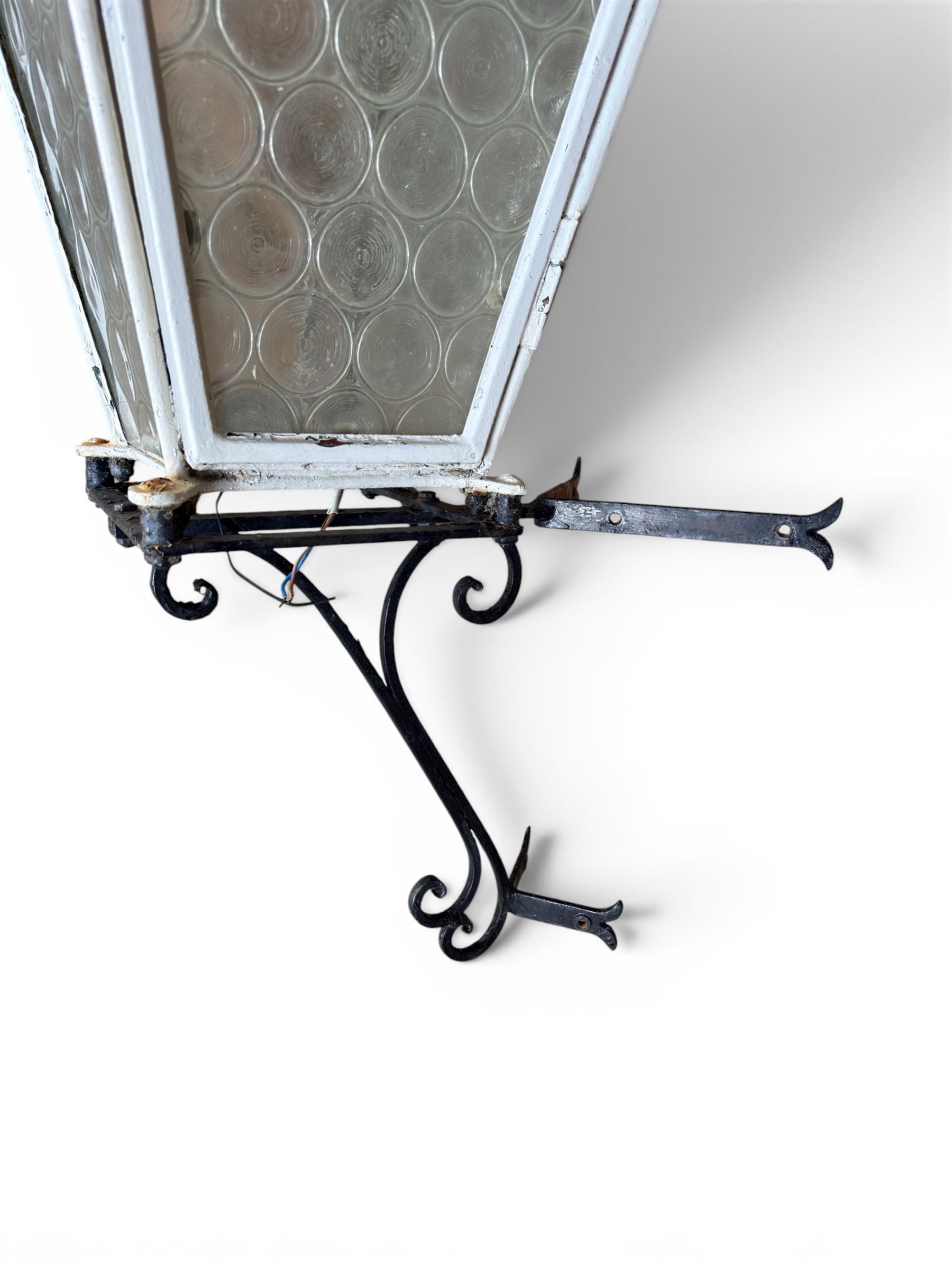 Foster & Pullen (Bradford est. 1896) - Good pair of late 19th century copper coach house or street lamps, painted in rustic white finish, with iron corner brackets, one with clear glass, the other with ring mottled glass, both converted to electricity, height with bracket 150cm