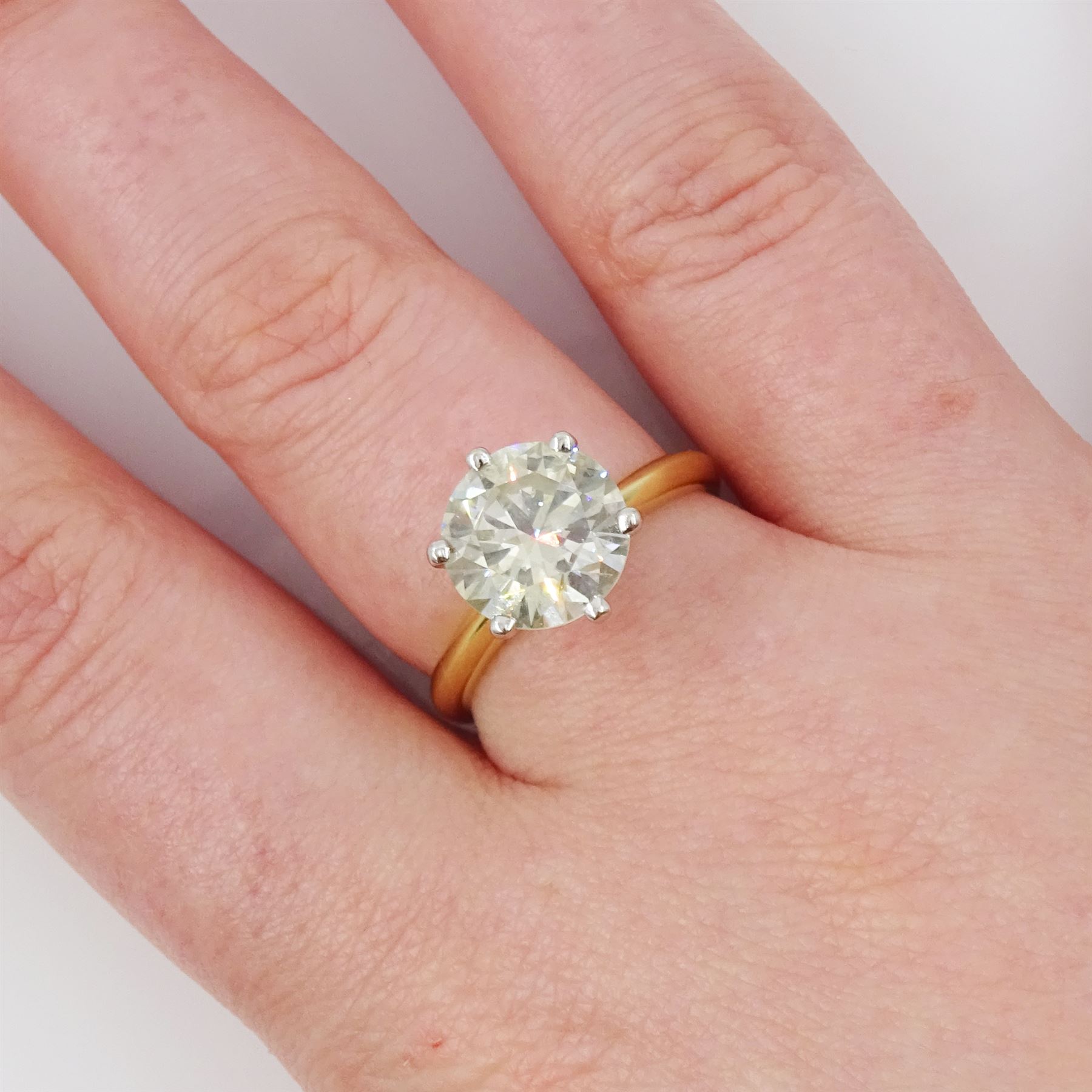 18ct gold diamond ring, six claw set with a single round brilliant cut diamond of 3.01 carat, with World Gemological Institute report
