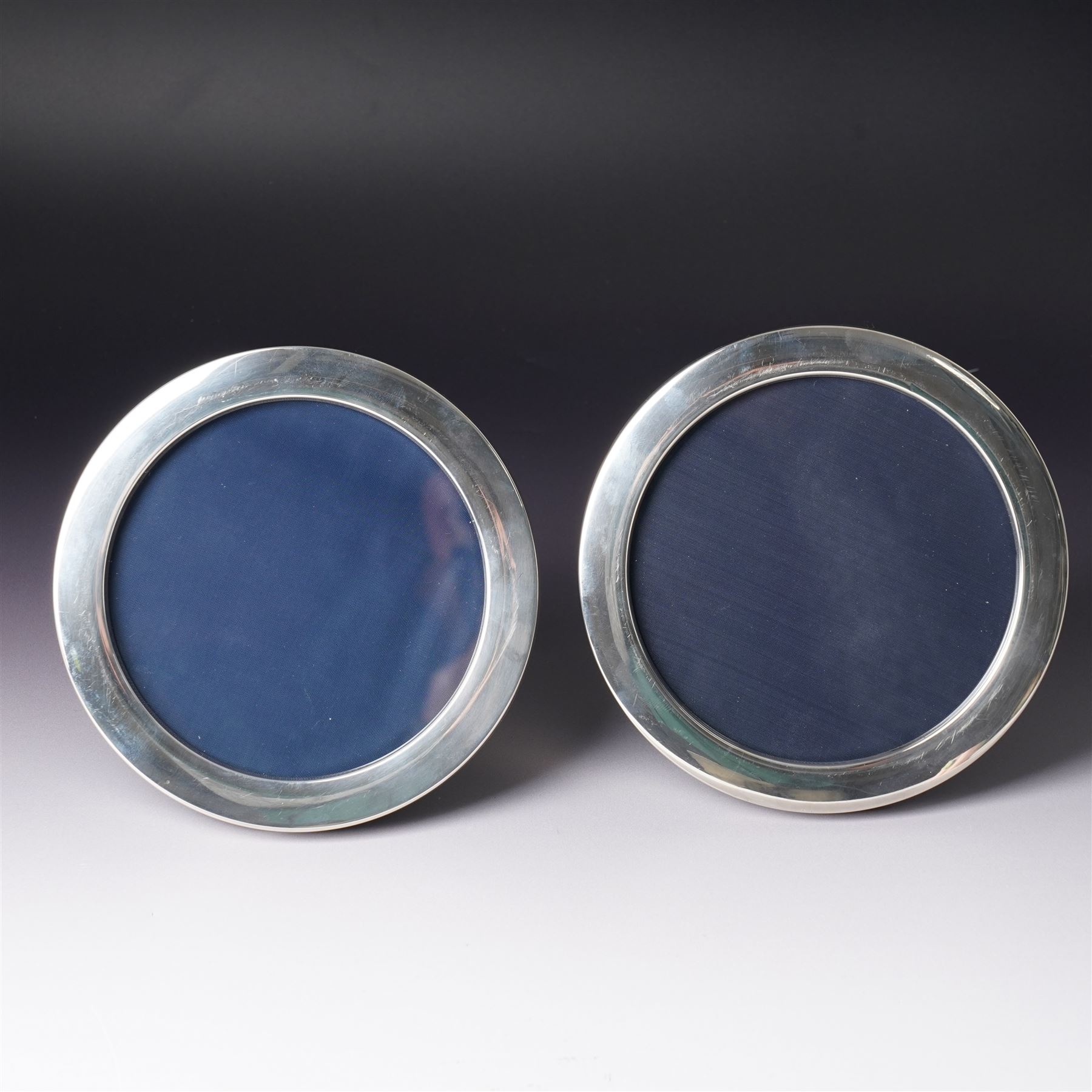 Pair of silver circular photograph frames on easel stands, aperture 12cm Sheffield 1986 and 1990 Maker Laurence Watson & Co