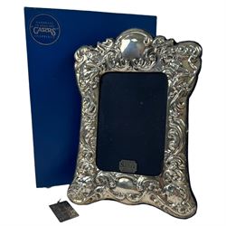 Silver pendant with engraved Fu Lu Shou detail, stamped 925; together with silver mounted photo frame with embossed floral decoration, hallmarked Carr's of Sheffield Ltd 199, H22cm