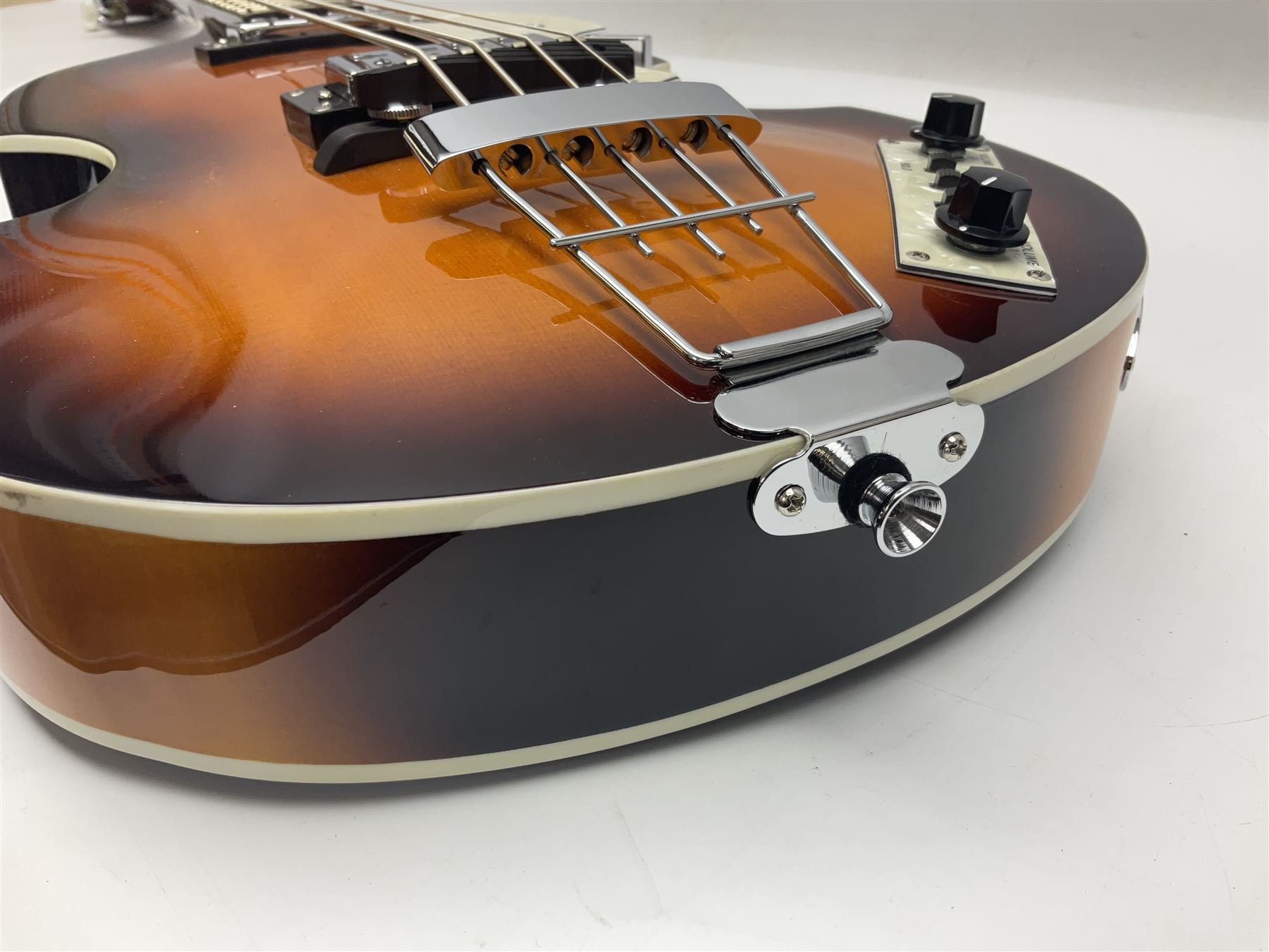 Hofner B-Bass Hi-Series electric bass guitar with sunburst finish L110cm; in Thomann fitted case