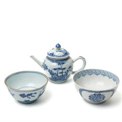 18th century Chinese bowl, Kangxi period (1662-1722), painted with various vases, with dou...