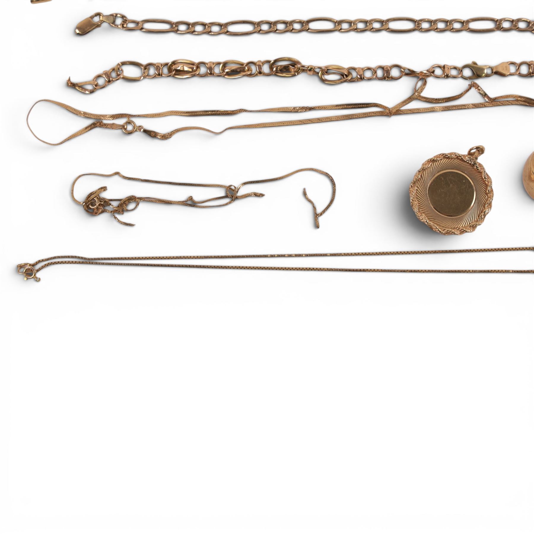 14ct gold jewellery, including chain links and ring, 12ct gold circular pendant and 9ct gold chain links ring 