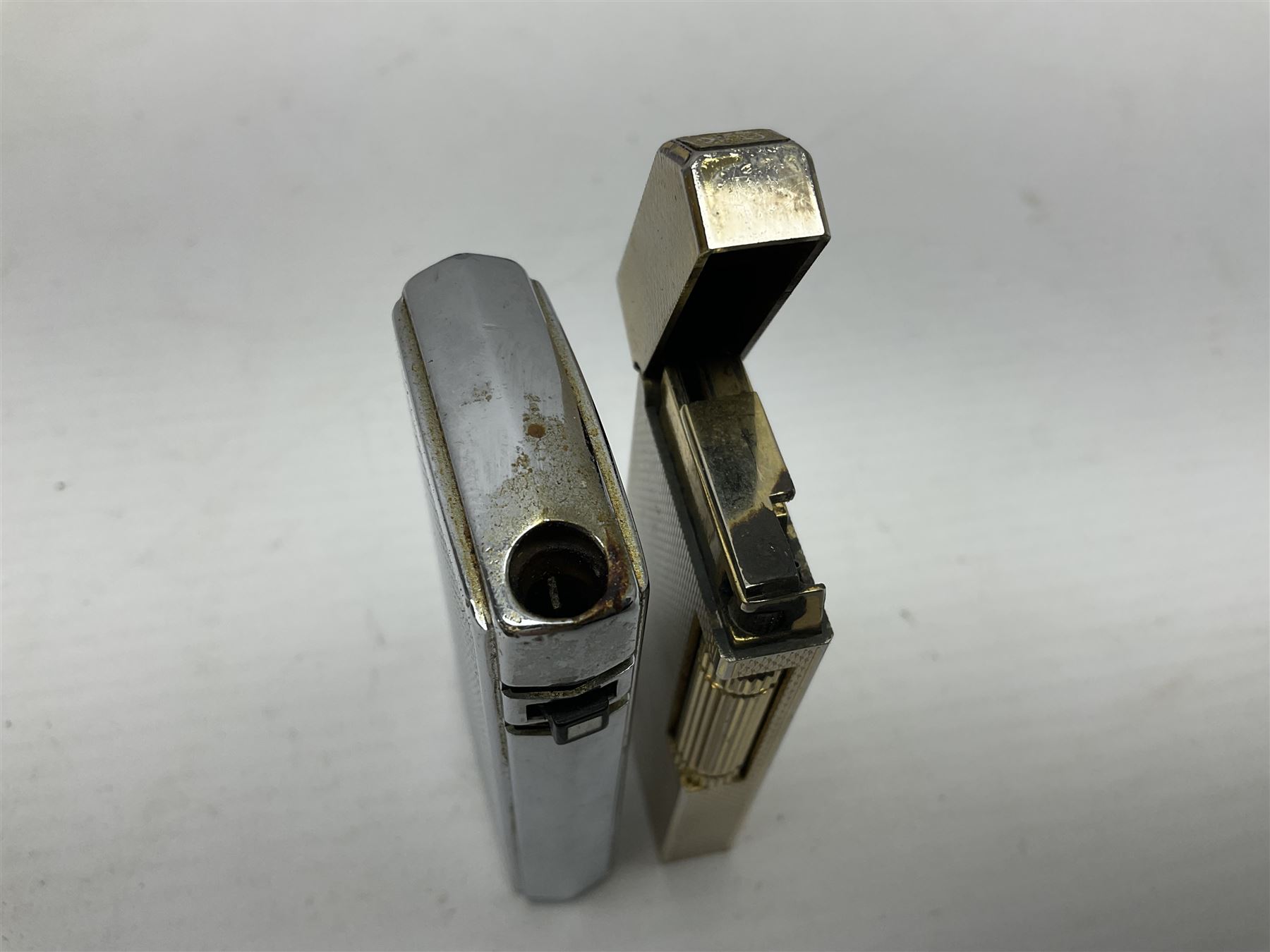 Collection of lighters, including Ronson Varaflame, Zorr Classic, Dunhill bark effect roller gas lighter, and faceted blue glass table lighter, etc