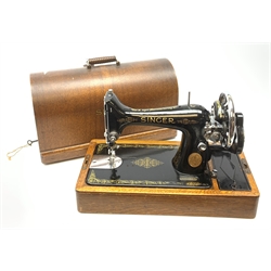A Singer sewing machine, serial number Y9629162, in oak case with carry handle and key. 