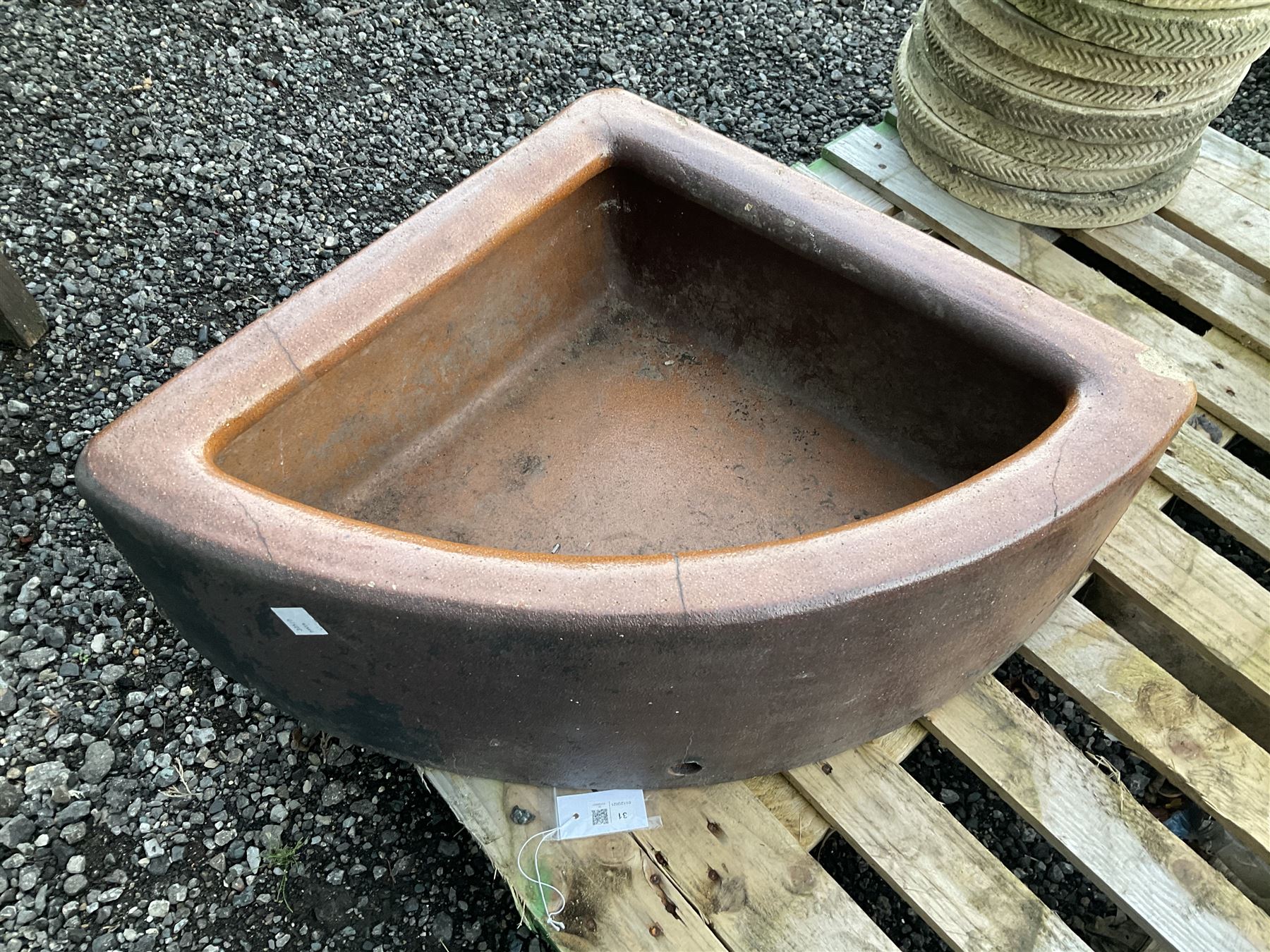 Glazed corner trough - THIS LOT IS TO BE COLLECTED BY APPOINTMENT FROM DUGGLEBY STORAGE, GREAT HILL, EASTFIELD, SCARBOROUGH, YO11 3TX