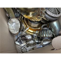 Walker & Hall silver-plate entrée dish, L27cm, together with other silver plated and other metalware to include Oneida coffee pot, sauce boats, cutlery, sugar tongs, napkin rings etc