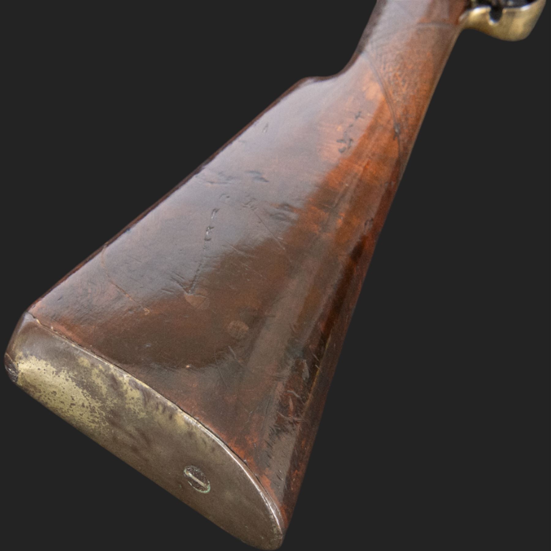 English flintlock blunderbuss, circa 1780 by R. Sutherland of London, the 32cm brass barrel with proof marks and London to the top, with original ramrod with brass tip below, the lock engraved Sutherland, walnut stock with brass butt plate, steel trigger guard with acorn finial, overall L70cm  