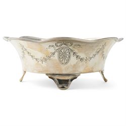 Silver bowl with scalloped edge and engraved decoration on four bracket shape feet D15cm Sheffield 1911 Maker Elkington & Co
