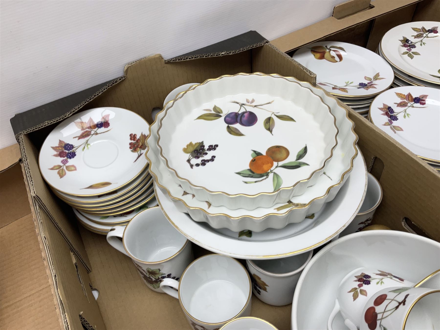 Extensive collection of Royal Worcester Evesham pattern tea and