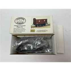 Eighteen boxed '0' gauge model railway kits for coaches and wagons from various makers, to include Roxey Mouldings, Slater’s Wagon Kits, Parkside Dundas, Blacksmith Models etc, all in original boxes (18)