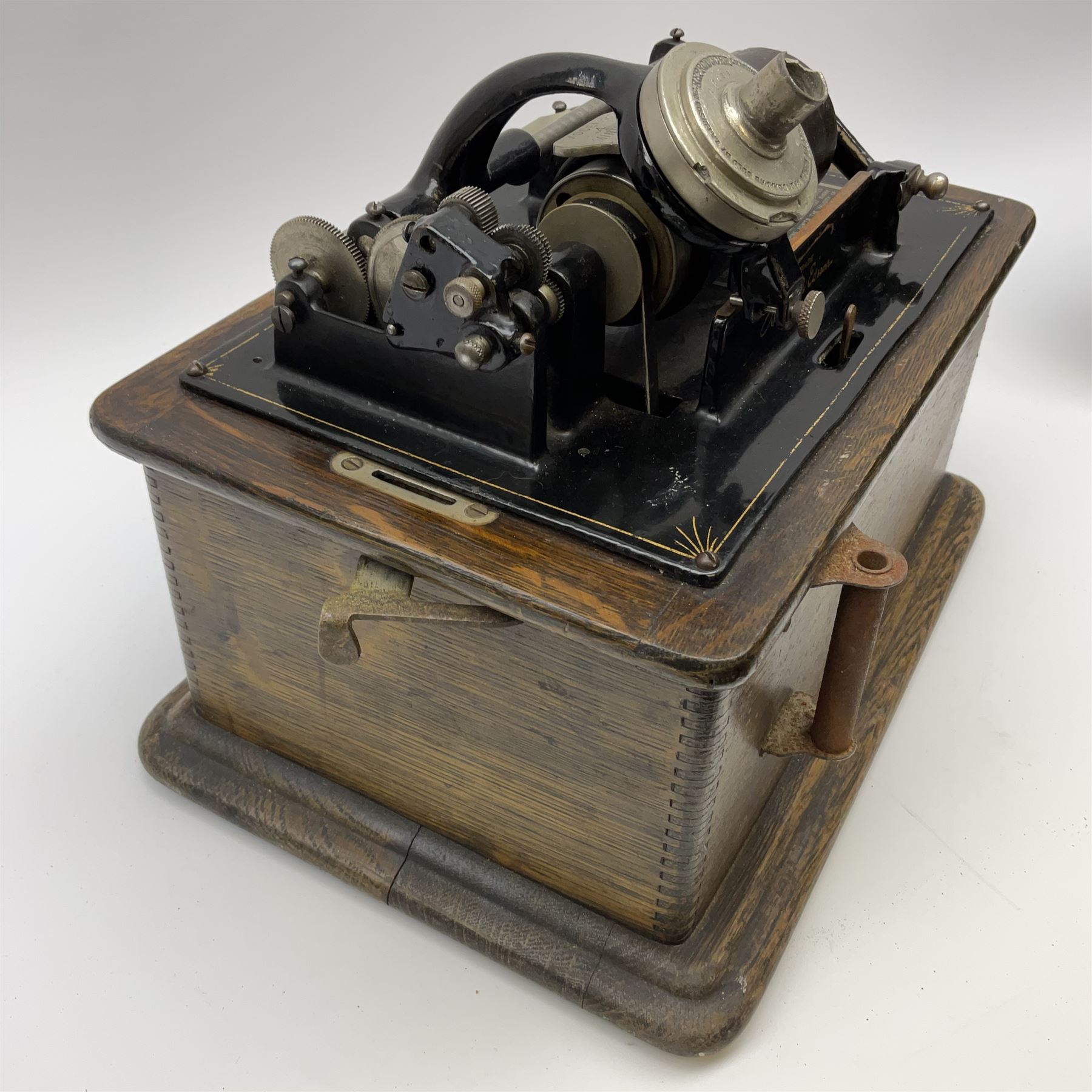 Early 20th century oak cased Edison Standard Phonograph with Model R 4-minute reproducer and brass horn, serial no.572593, last patent date 1905, with cover and cranking handle W33cm