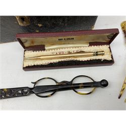 S Maw Son & Thompson cased scalpel set with three ivory handled examples with brass fixtures, together with cased Yard O Led engine turned propelling pencil, boxed Parker pen, novelty brass inkwell, etc