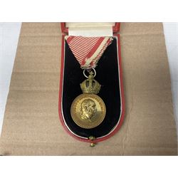 WW1 Austrian gilded bronze grade Military Service medal, cased; with Imperial Austrian belt buckle and two buttons