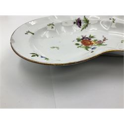 Pair of early 19th century Chamberlain's Worcester dessert dishes, each of kidney shaped form, hand painted with floral sprays and sprigs, one example with printed mark beneath, the other with painted pattern number 582 beneath, L25.5cm