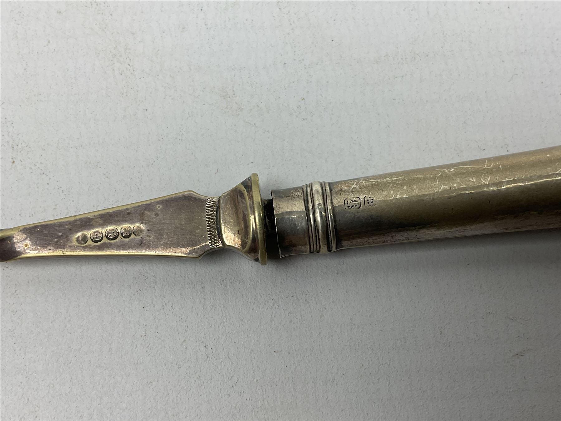 Two hallmarked silver thimbles to include late 20th century example with frog surmount stamped Clive & Clarissa Cooke, London, silver plated fork with hallmarked silver handle, together with a quantity of silver plated and other metal ware