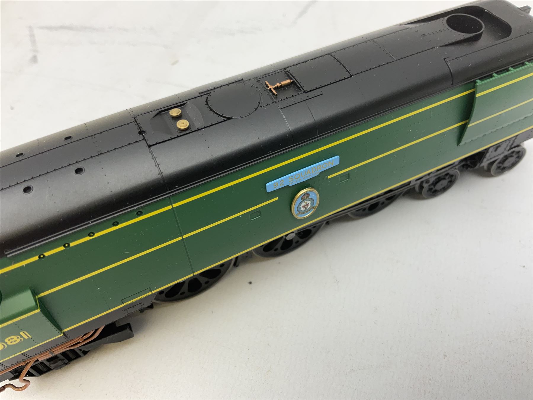 Hornby '00' gauge - Battle of Britain Class 4-6-2 locomotive '92 Squadron' No.34081; and Class 9F 2-10-0 locomotive No.92239 with weathered finish; both boxed (2)