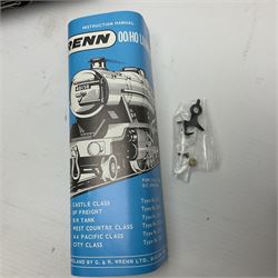 Wrenn '00' gauge - two Princess Coronation (Duchess) Class 4-6-2 locomotives - 'City of Glasgow' No.46242 in BR Blue; and 'Duchess of Hamilton' No.6229 in LMS Black; both boxed with instructions (2)