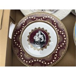 Group of assorted decorative and collectors plates, to include an example painted with flowers by T Goode & Co for Mintons, two Wood's Burslem examples, 'A Find', and 'Going to a Halloa', three Royal Copenhagen Christmas plates, Wedgwood green Jasperware plates, etc., in one box 