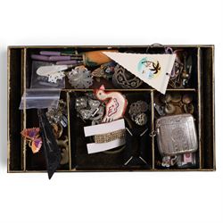 Jewellery box and contents, including 9ct gold cufflink (and an unmarked matched example), silver vesta case, mother of pearl gaming tokens, etc