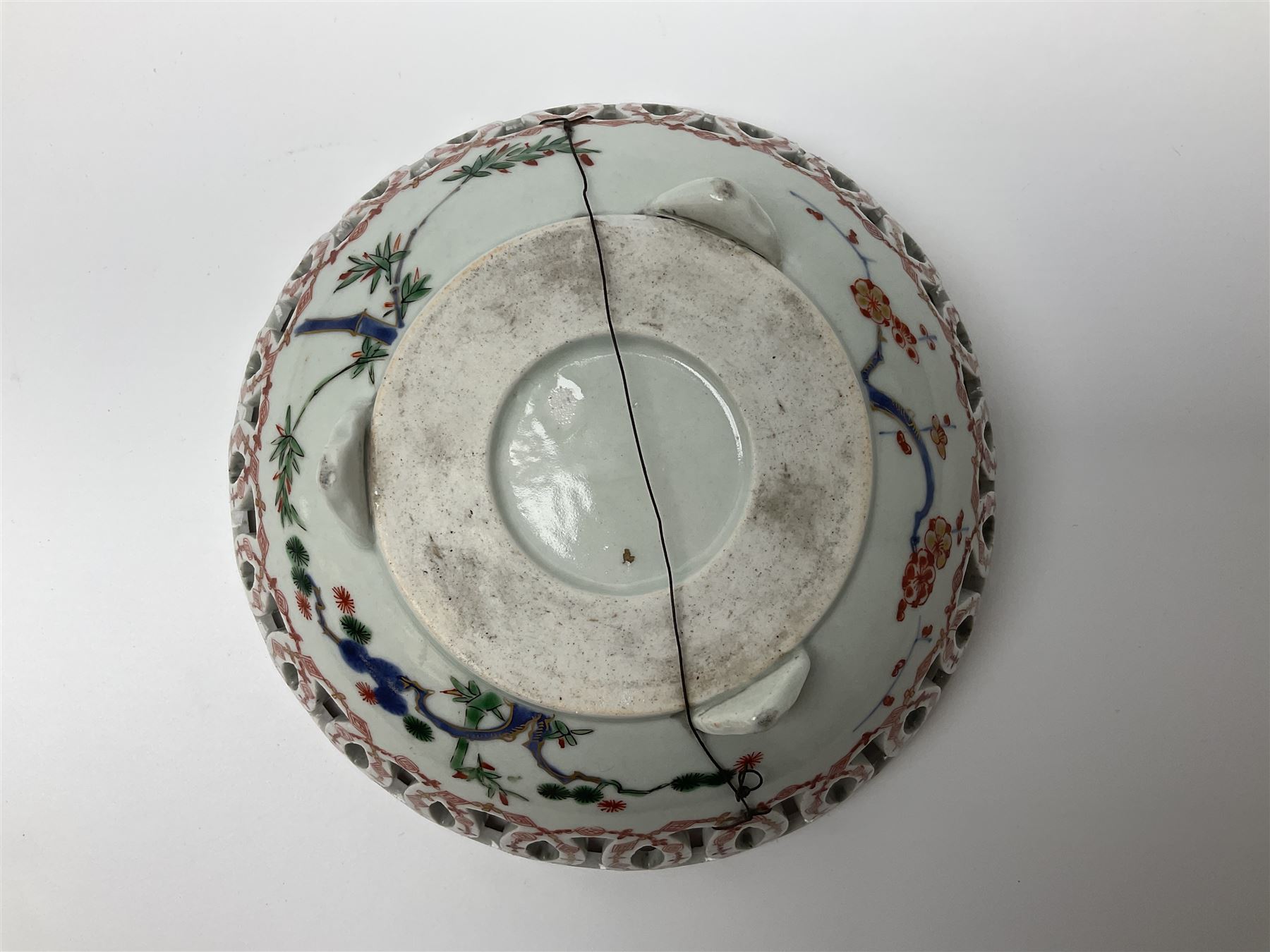 19th century and later Chinese ceramics, to include footed bowl, with hand painted floral and foliate decoration, with pierced lattice work border, upon three bracket feet, together with Chinese export porcelain rice bowl and cover, decorated in enamel with cockerels, against floral and foliate ground, three floral tea bowls and similar plate, largest D17.8cm