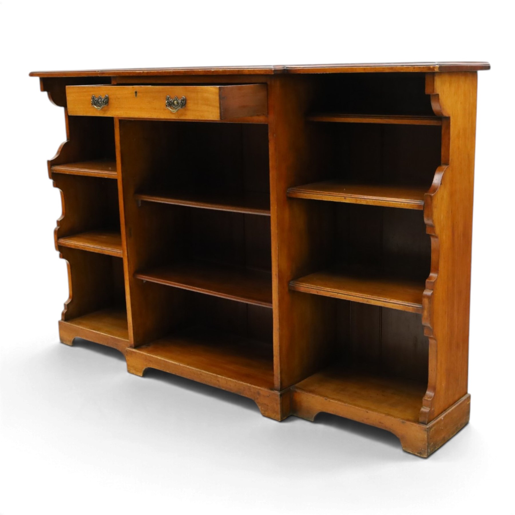 Early 20th century mahogany breakfront open bookcase, the shaped rectangular top with moulded edge, fitted with single frieze drawer over to open shelves, flanked by two shelves to each side with shaped uprights, on bracket feet