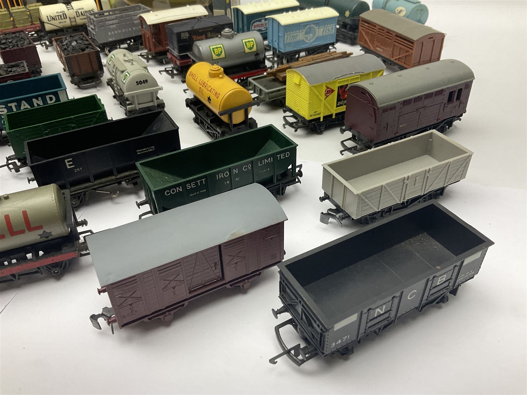Various makers ‘00’ gauge - large quantity of rolling stock to include boxed Mainline, Graham Farish and Wrenn examples; loose examples to include Hornby, Tri-Ang, Joeuf etc 