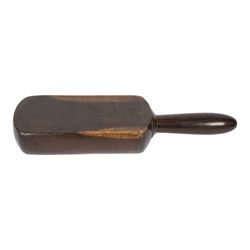 19th century elm linen smoother, of paddle form with turned handle, L37cm