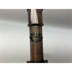 Reproduction brasses telescope on tripod stand with plaque detailed ‘Kelvin & Hughes London 1917’, H33cm